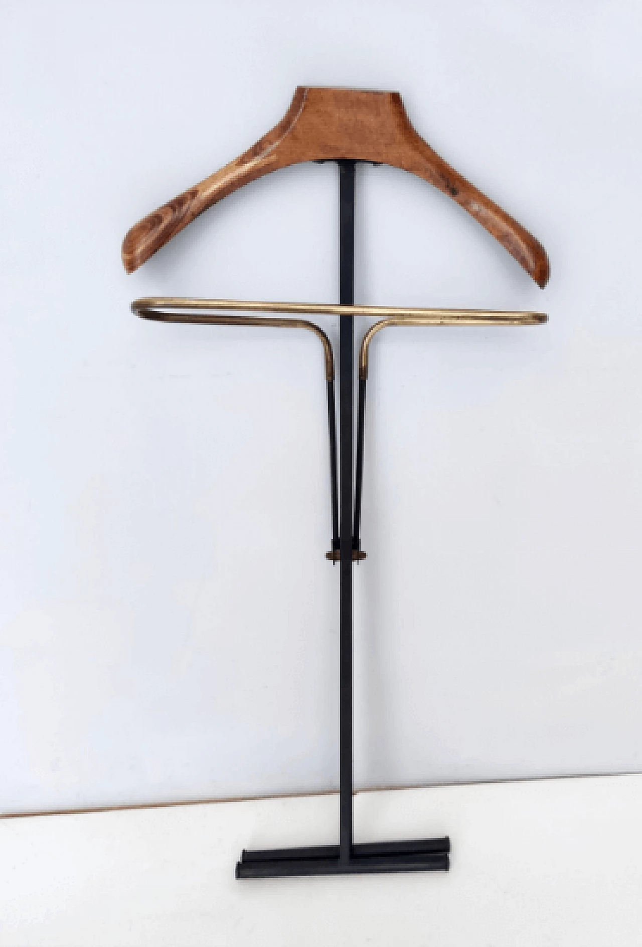 Valet stand in beech, painted metal and brass, 1950s 4