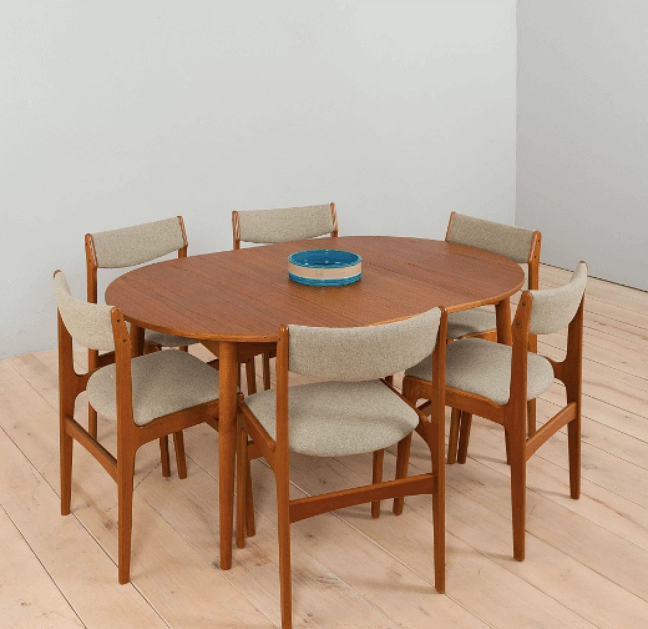 Round extendable table in teak, 1960s 2
