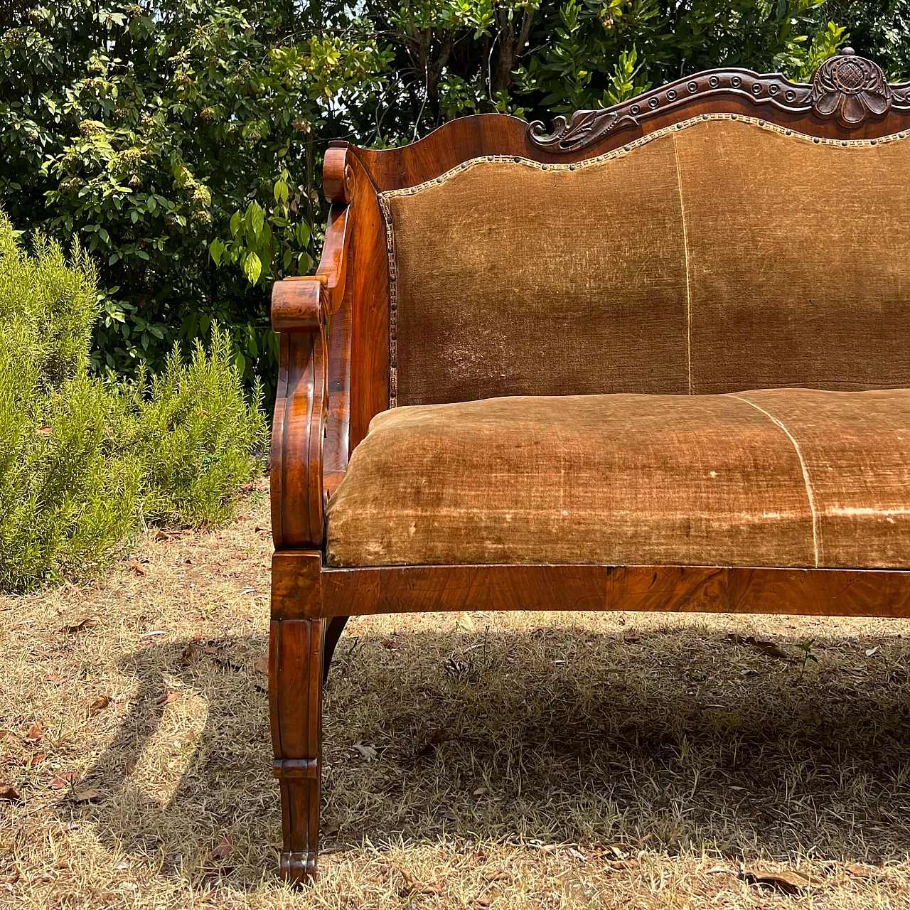 Divano in stile Carlo X in noce, '800 1252762