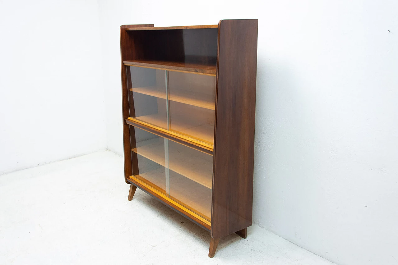 Libreria in noce di František Jirák per Jitona, anni '60 2