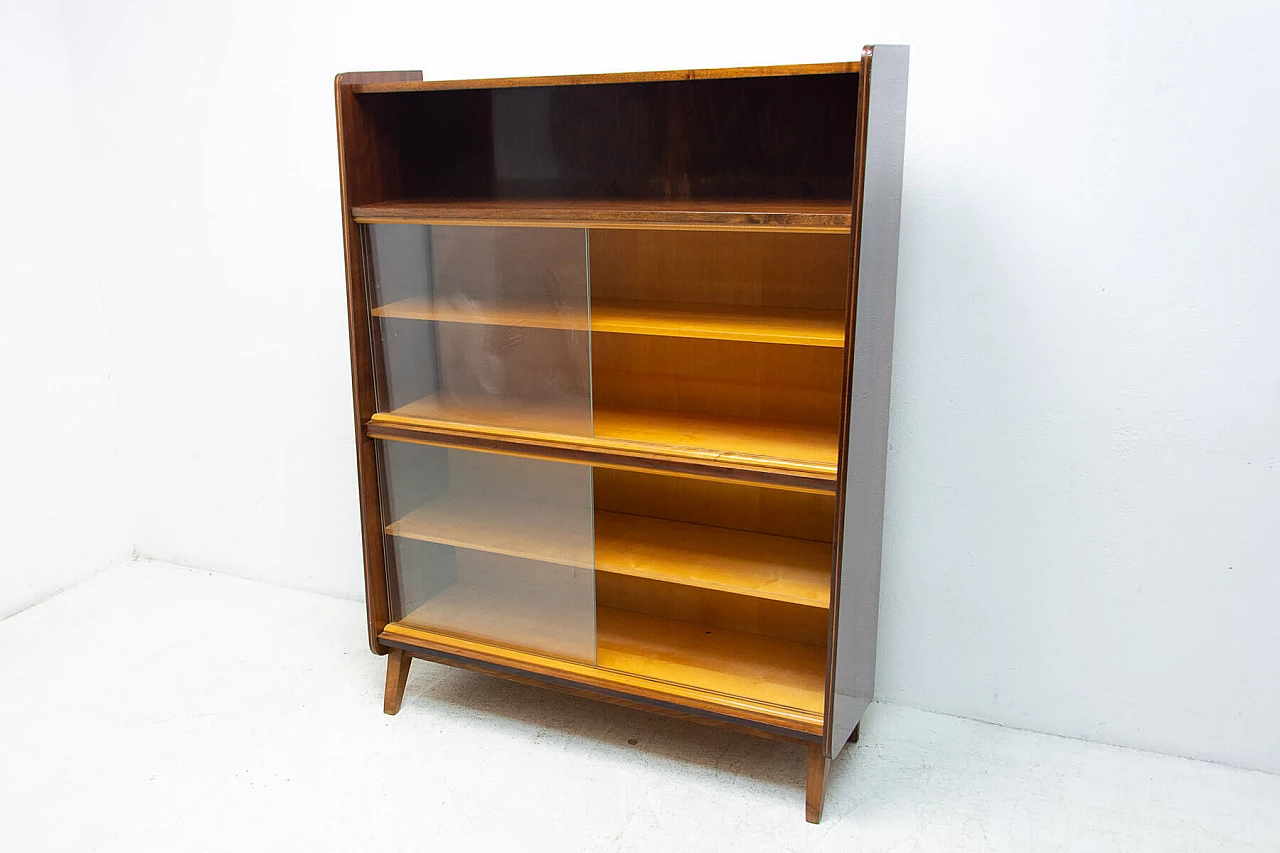 Libreria in noce di František Jirák per Jitona, anni '60 5