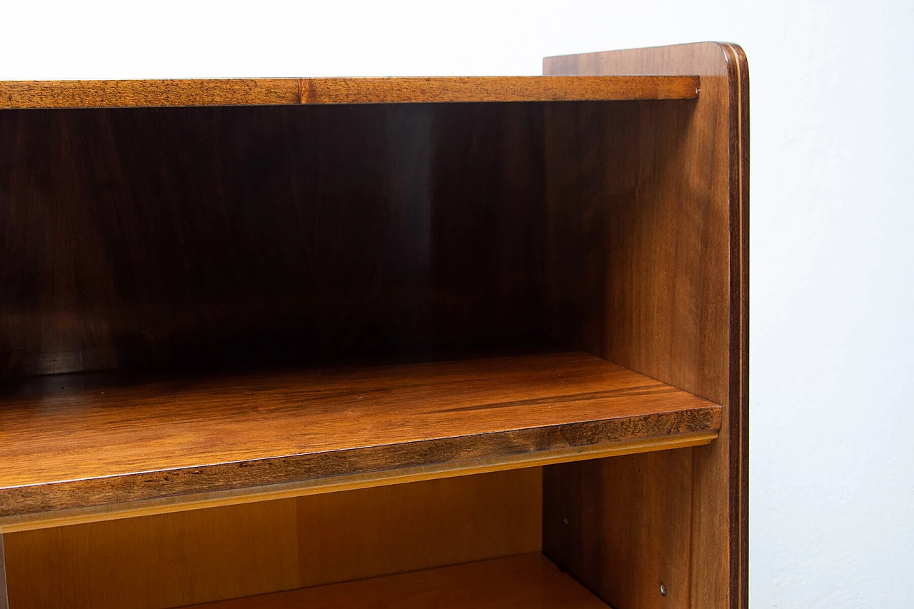 Libreria in noce di František Jirák per Jitona, anni '60 8