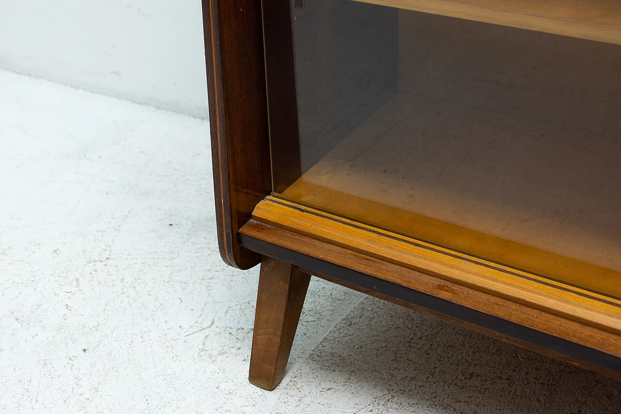 Libreria in noce di František Jirák per Jitona, anni '60 9