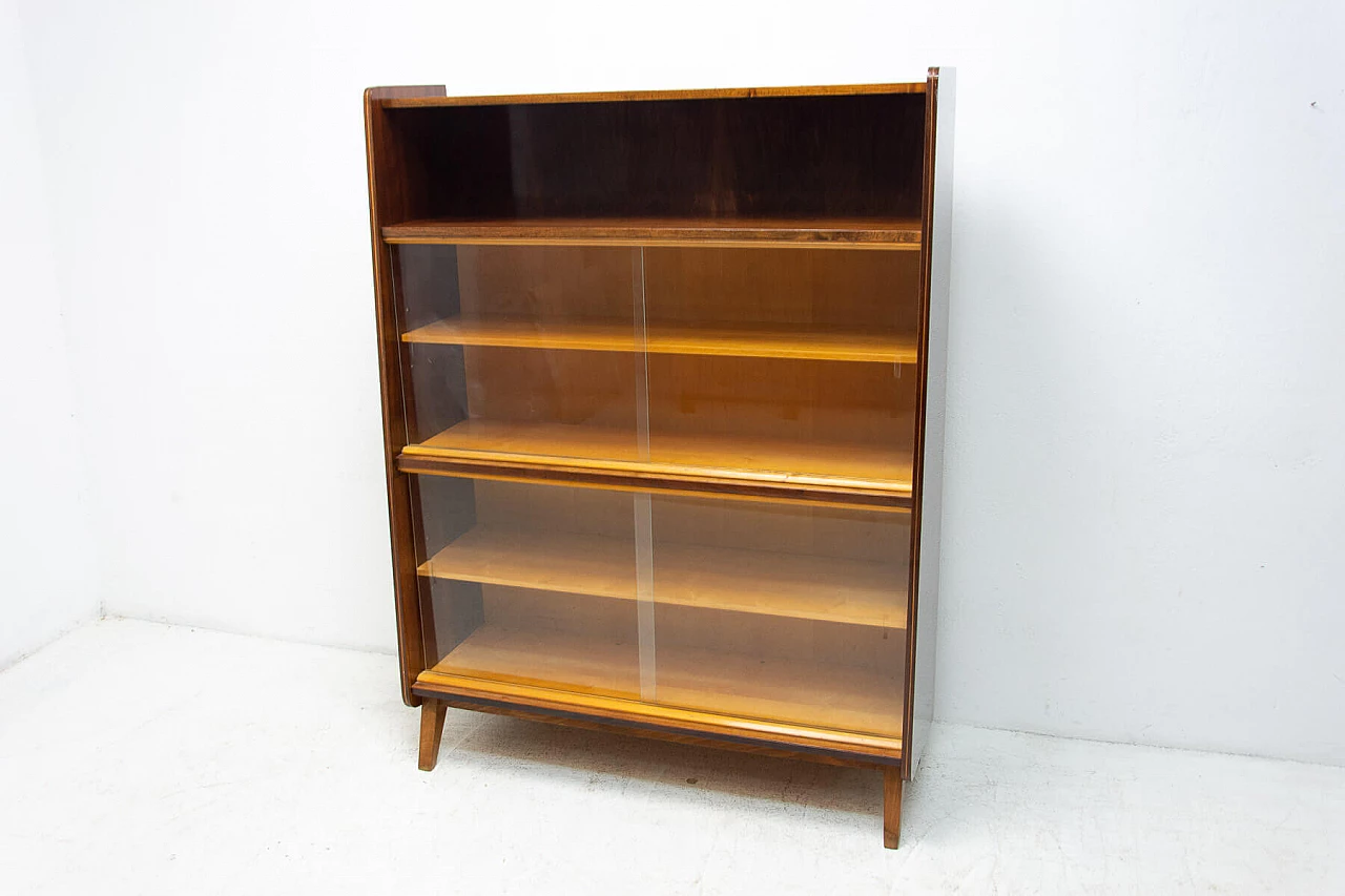 Libreria in noce di František Jirák per Jitona, anni '60 16