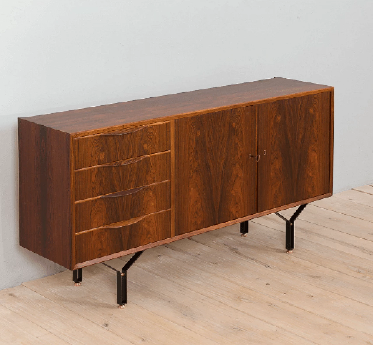 Sideboard in rosewood with 4 drawers, steel legs and brass details, 1960s 2