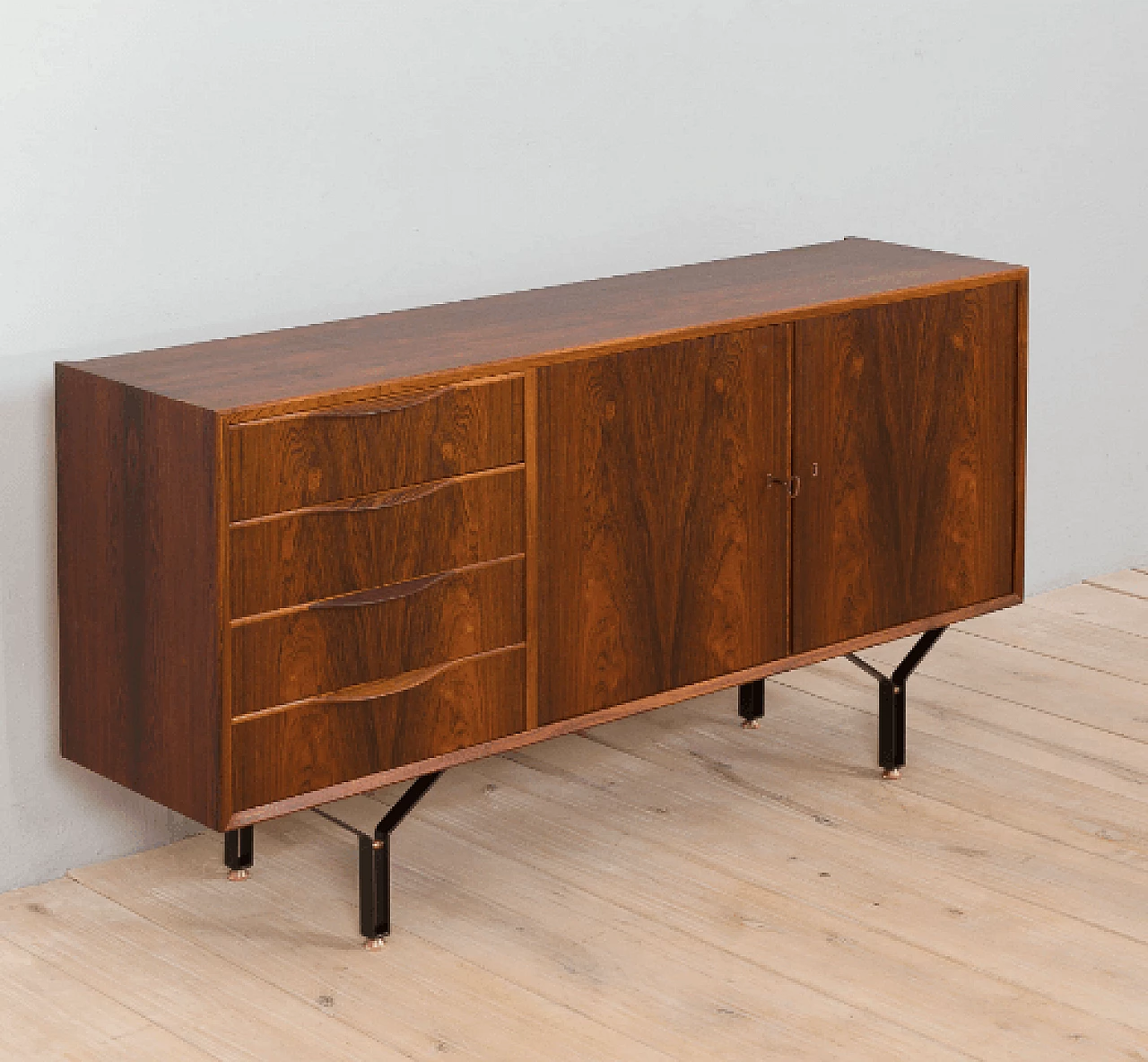 Madia in palissandro con 4 cassetti, gambe in acciaio e dettagli in ottone, anni '60 2