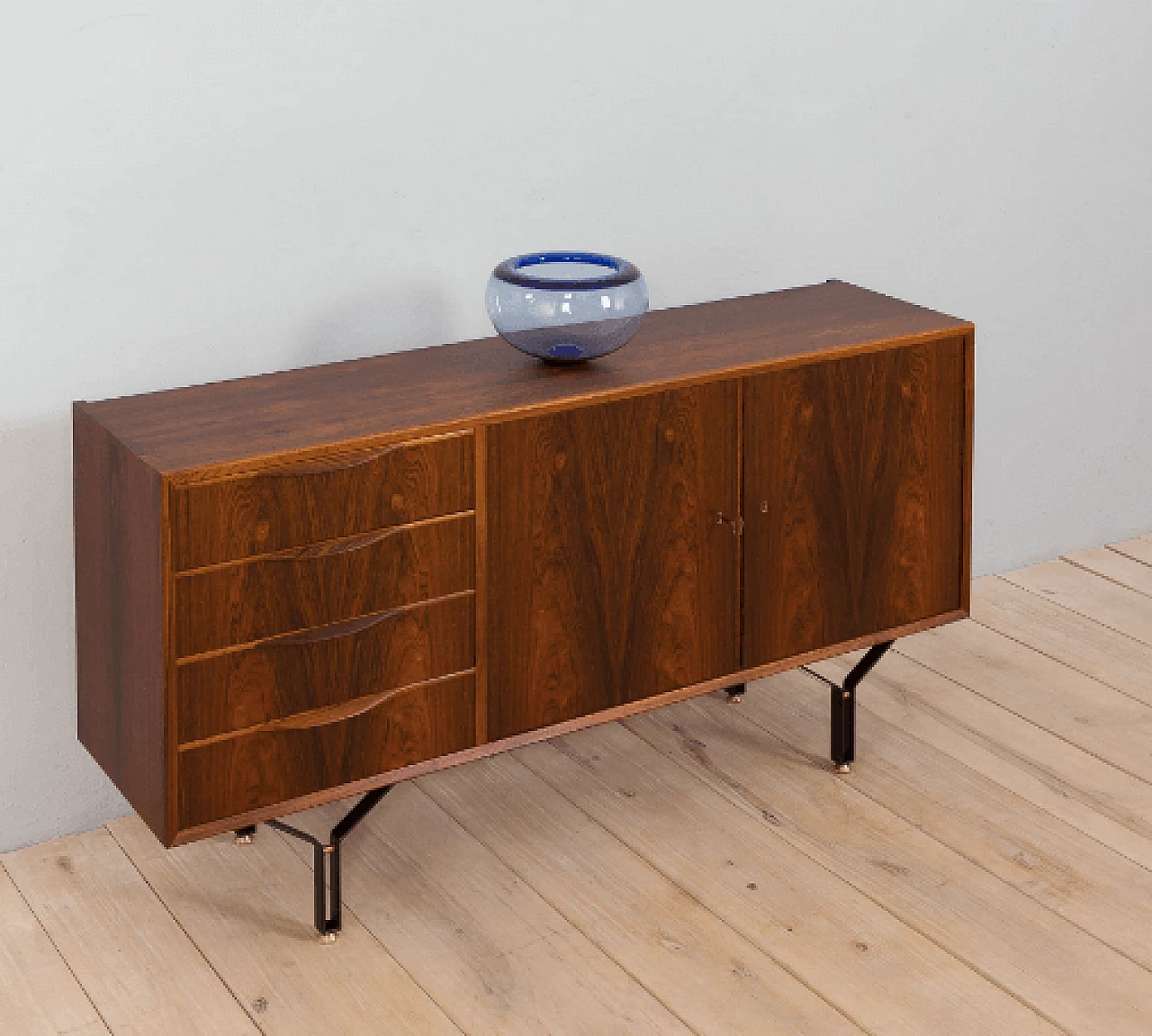 Madia in palissandro con 4 cassetti, gambe in acciaio e dettagli in ottone, anni '60 3