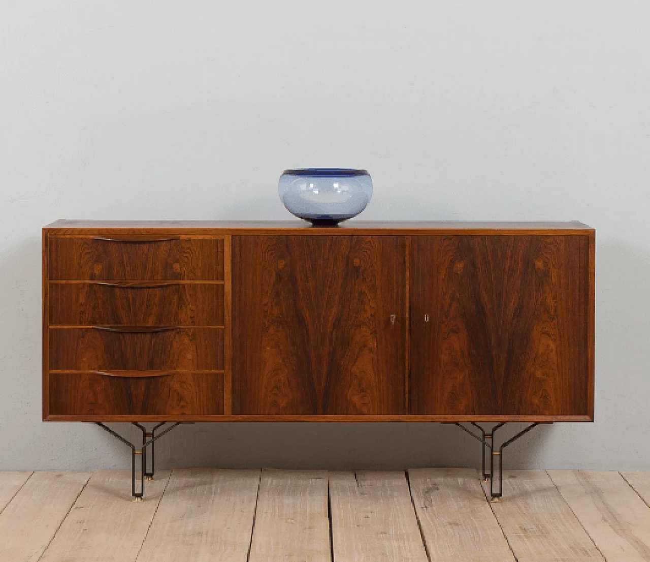 Sideboard in rosewood with 4 drawers, steel legs and brass details, 1960s 4