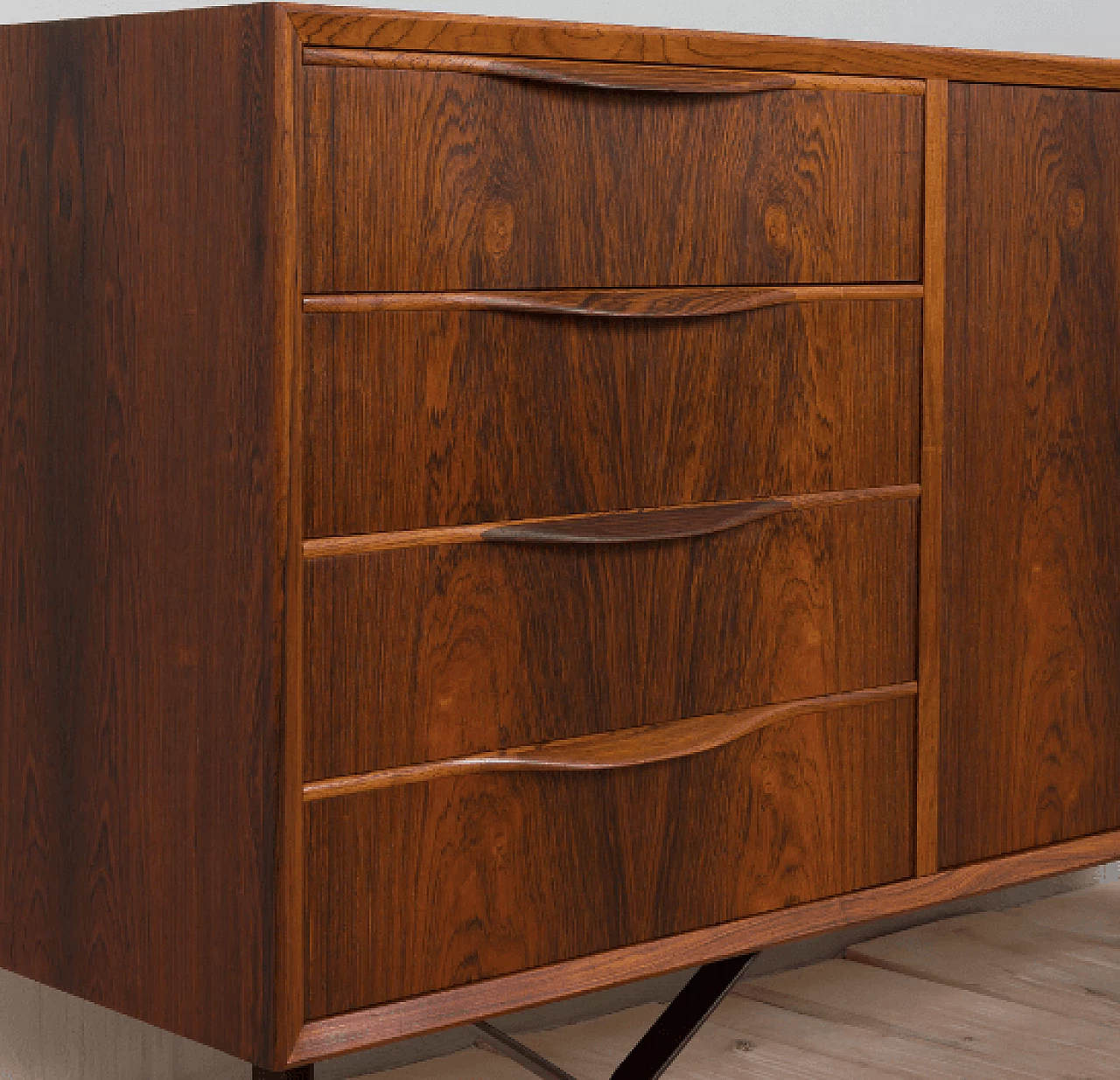 Madia in palissandro con 4 cassetti, gambe in acciaio e dettagli in ottone, anni '60 7