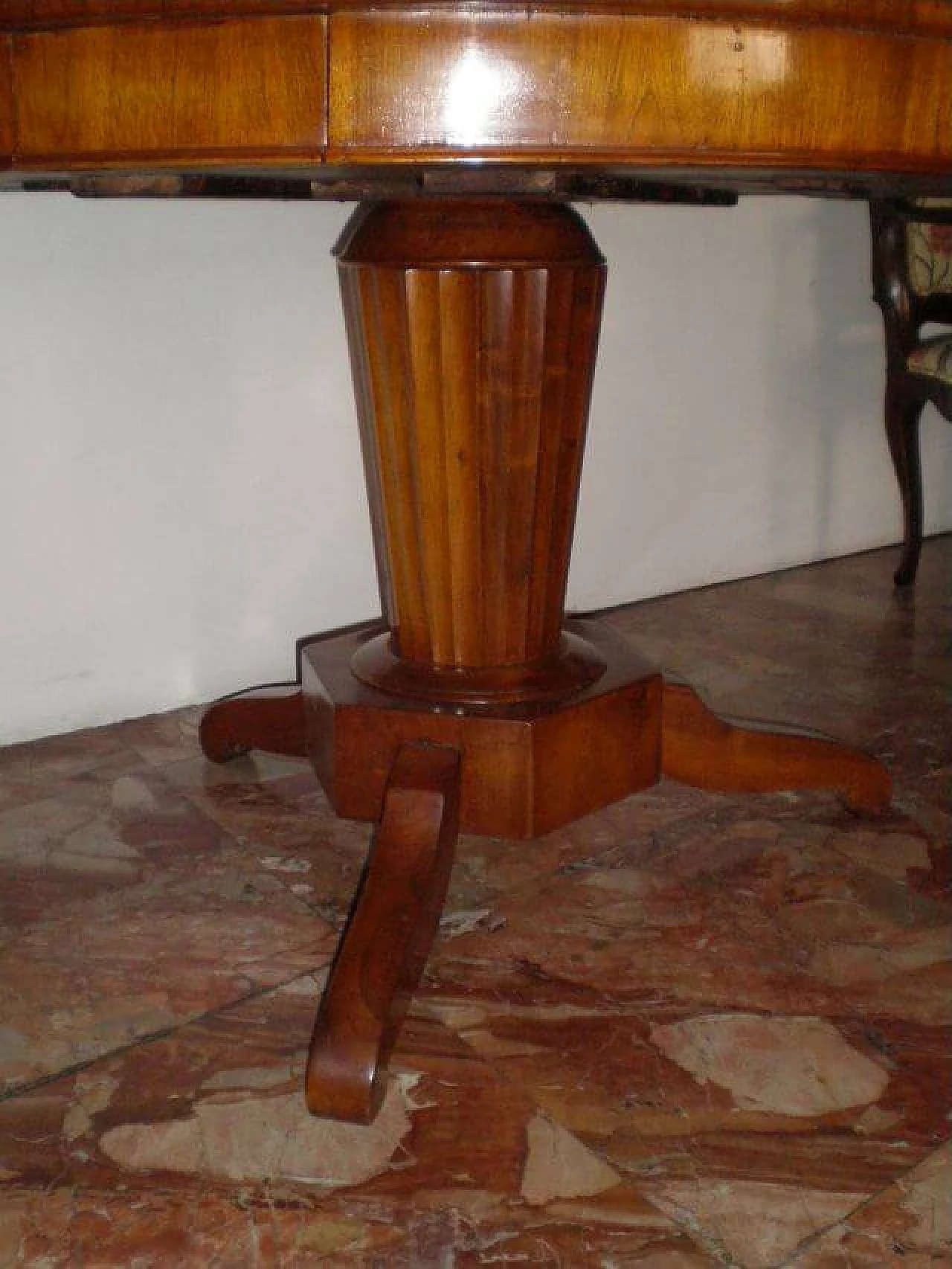 Tavolo tondo in noce con cassetto sulla fascia, '800 1