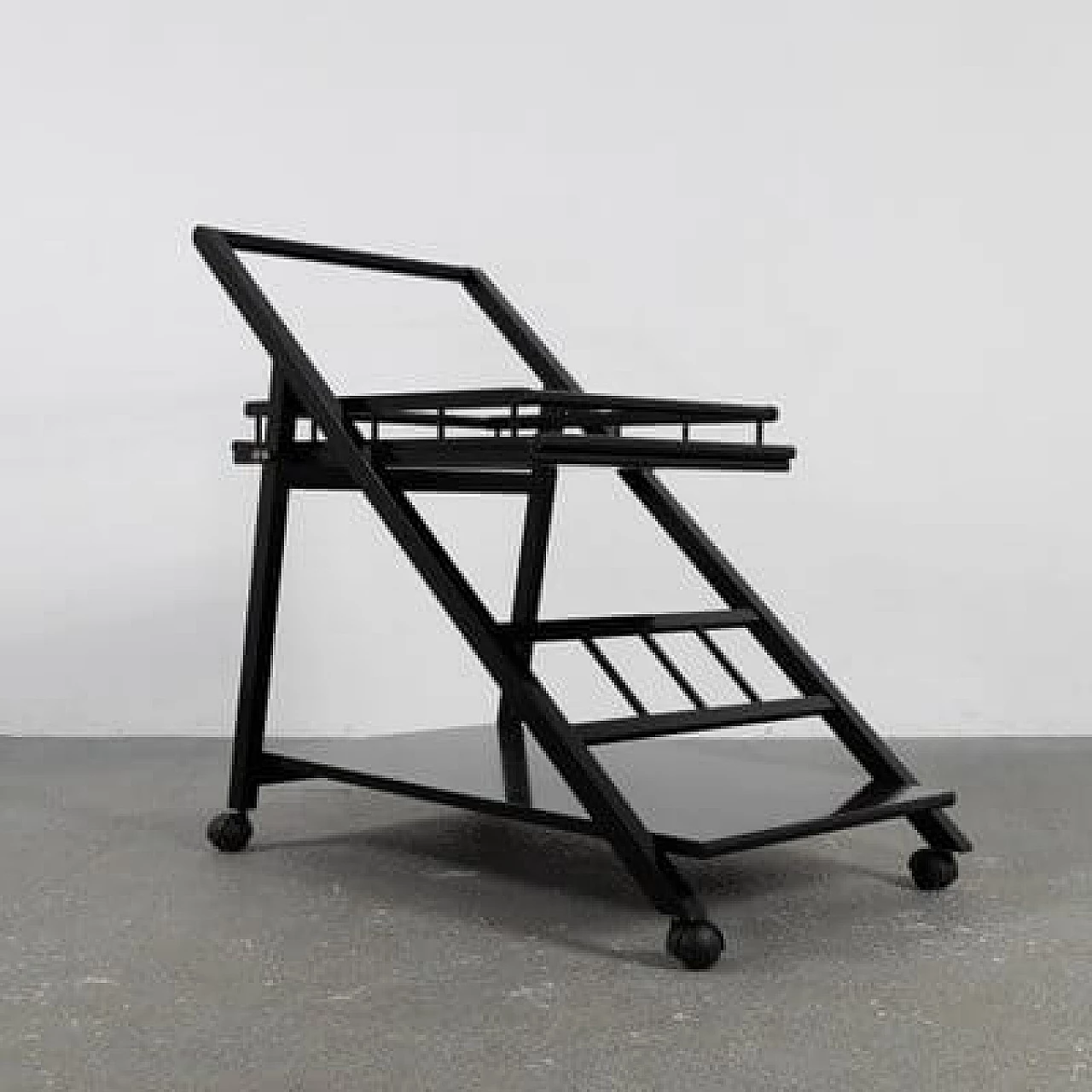 Carrello bar in frassino laccato nero con vassoio rimovibile, anni '70 1