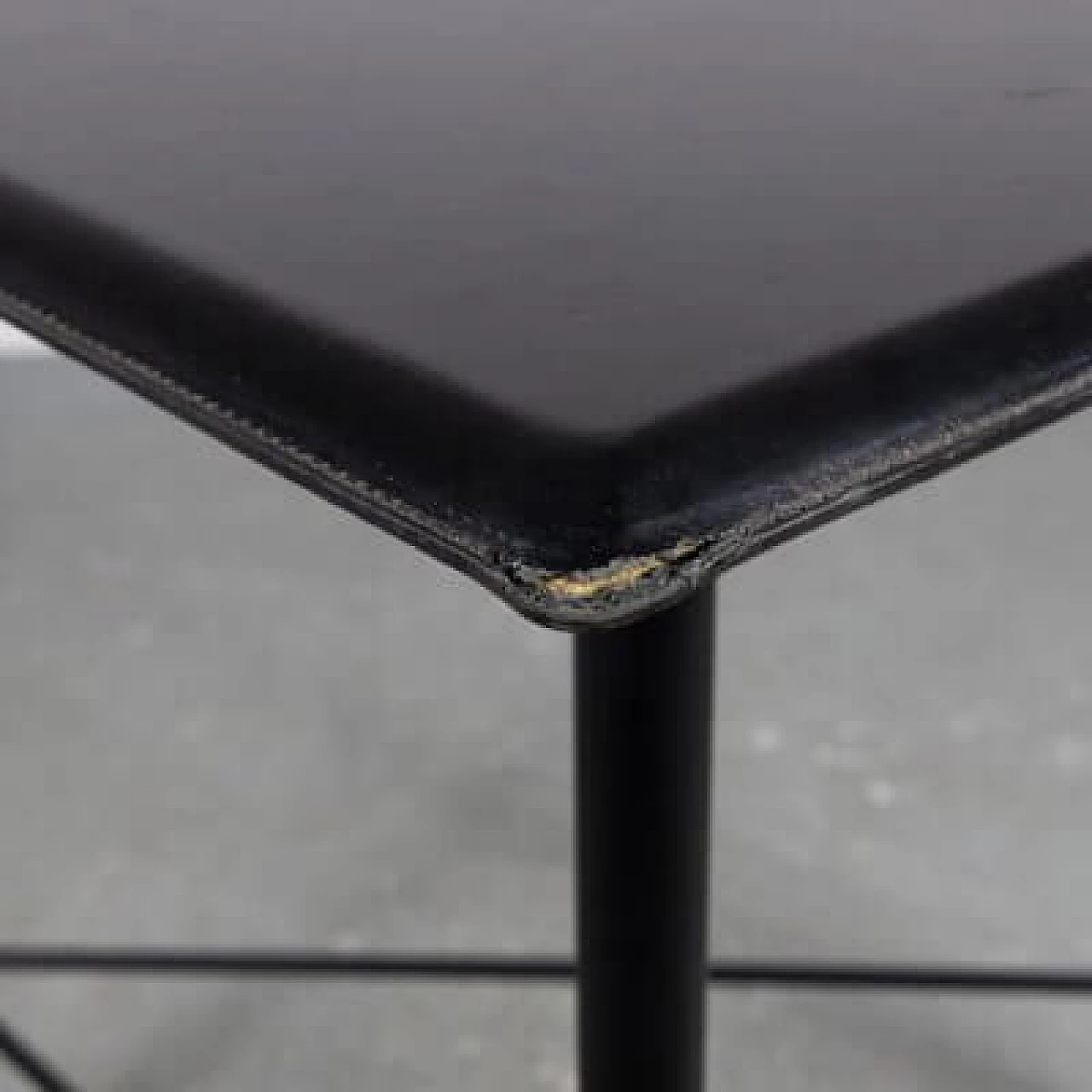 Angoliera con ripiano in pelle, anni '80 6