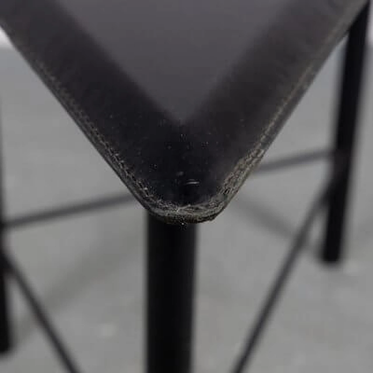 Angoliera con ripiano in pelle, anni '80 9