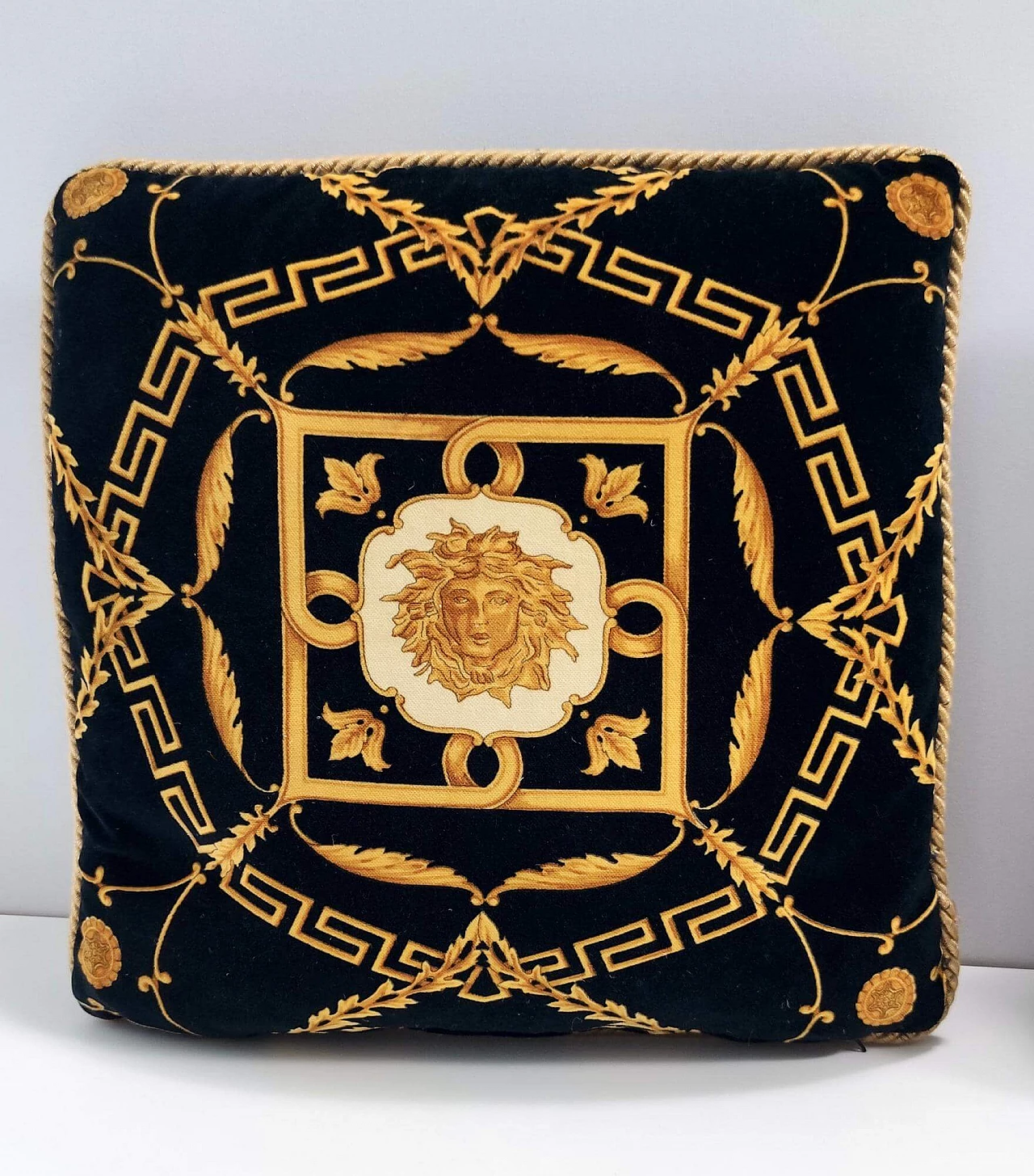 Coppia di cuscini neri di Gianni Versace, anni '80 6