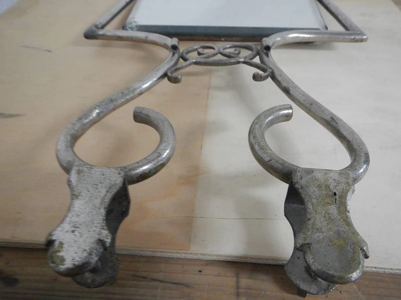 Specchio con supporto in metallo cromato, anni '40 1