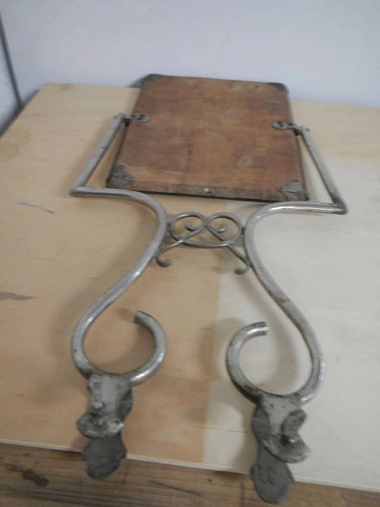 Specchio con supporto in metallo cromato, anni '40 8