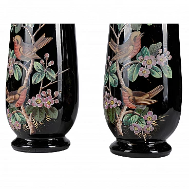 Coppia di vasi in vetro opalino nero con uccelli dipinti a mano, fine '800