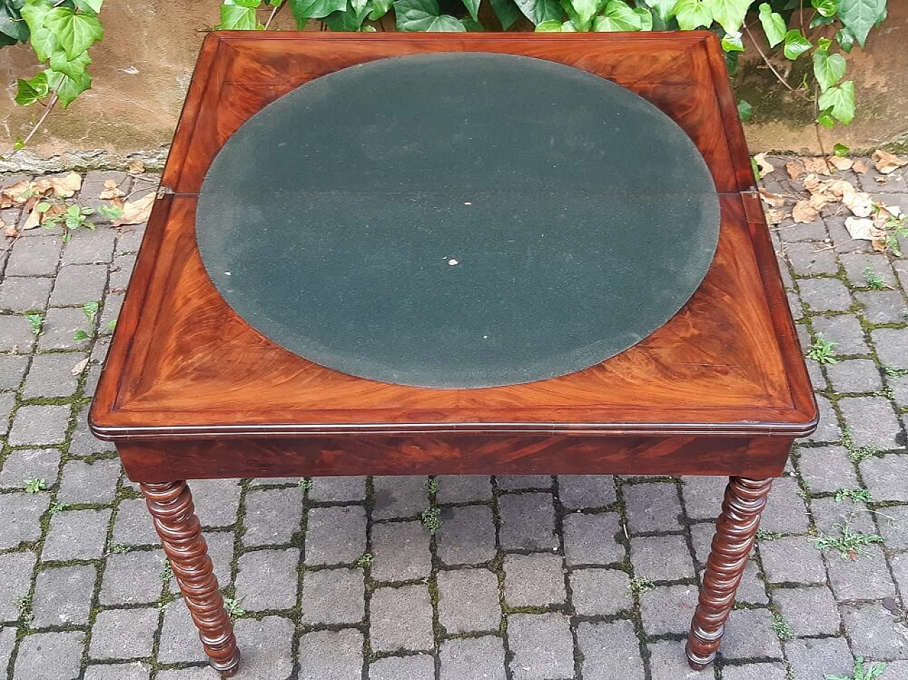 Mahogany-panelled game table, 19th century 1