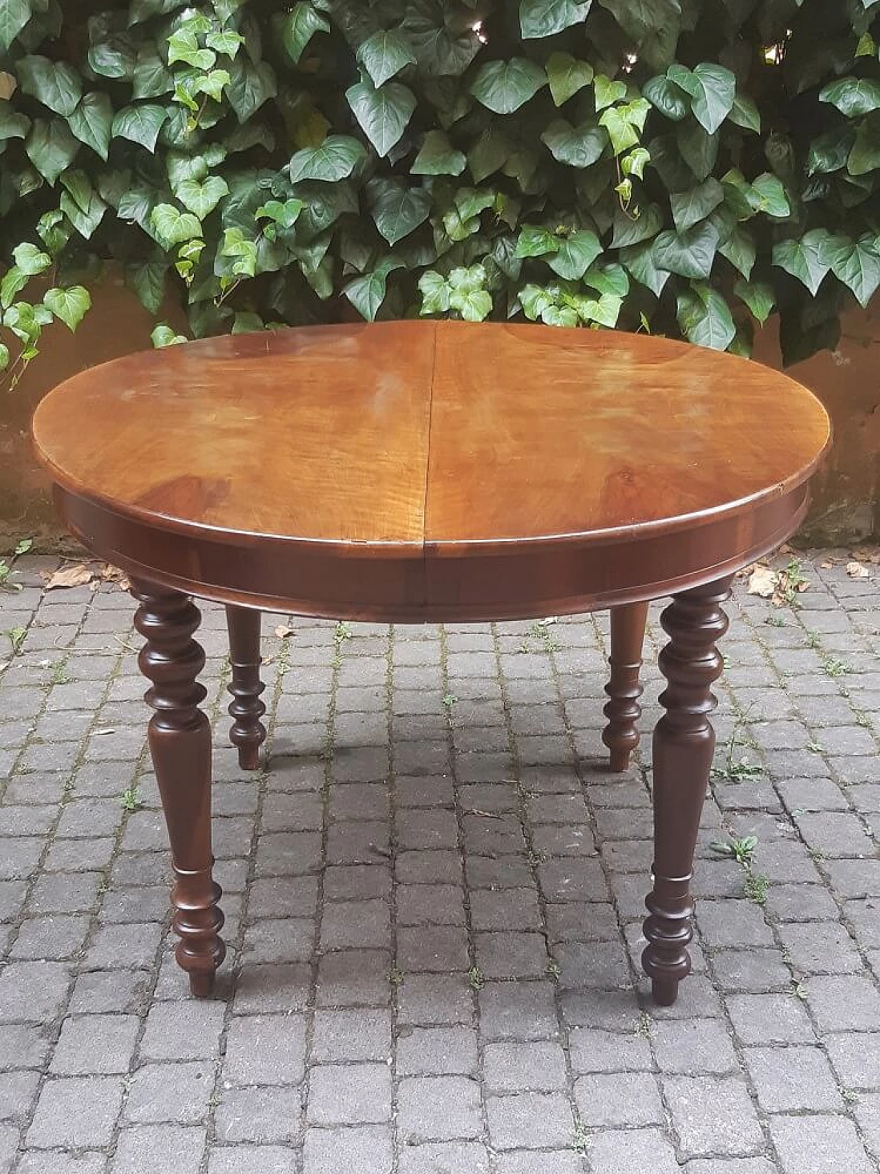 Tavolo rotondo lastronato in noce, '800 2