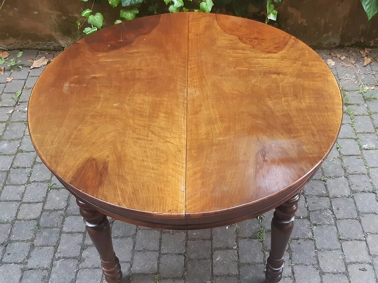 Tavolo rotondo lastronato in noce, '800 4