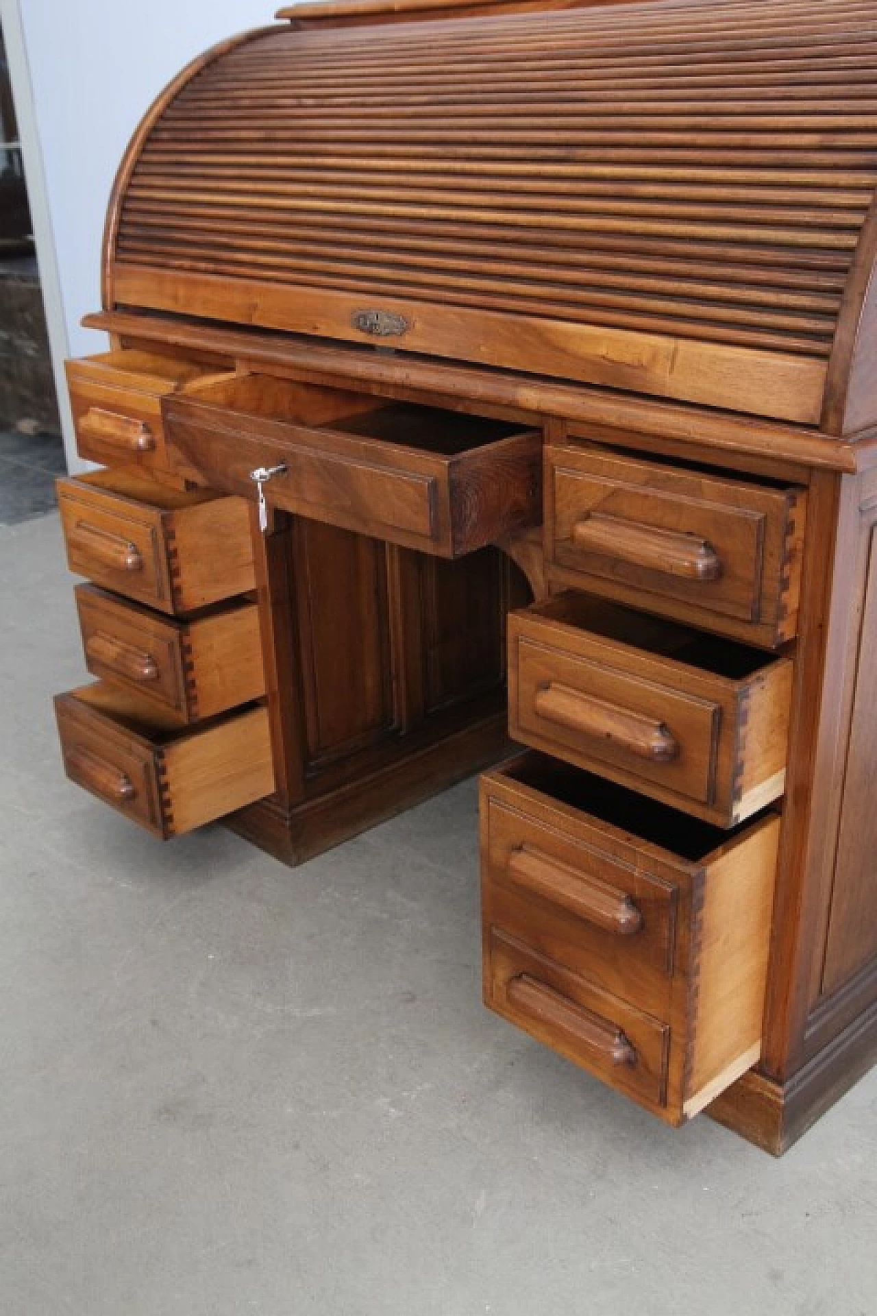 Scrivania in stile Art Decò in noce massello, anni '40 12