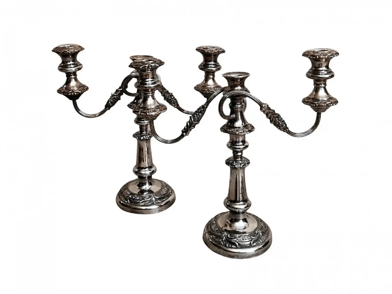 Coppia di candelieri convertibili a 3 fiamme in stile vittoriano placcati in argento, '800 1