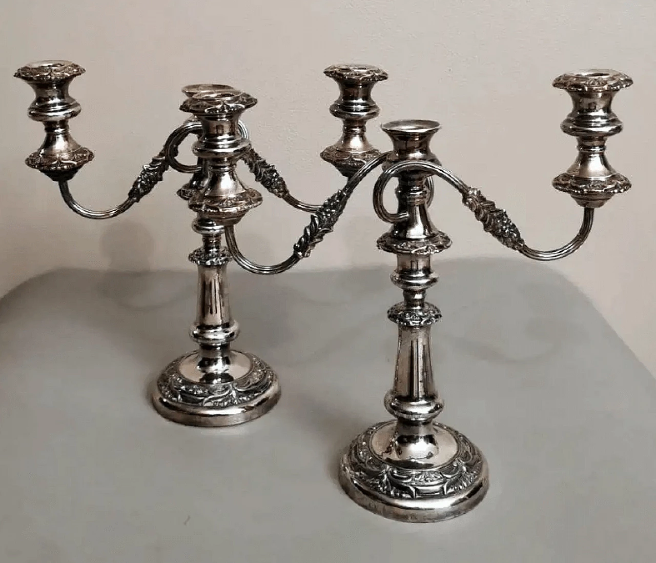 Coppia di candelieri convertibili a 3 fiamme in stile vittoriano placcati in argento, '800 2