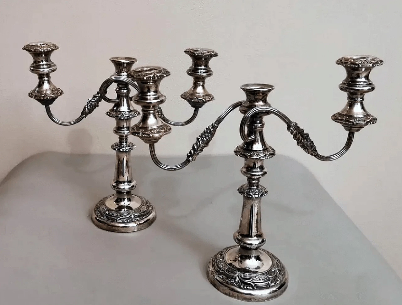 Coppia di candelieri convertibili a 3 fiamme in stile vittoriano placcati in argento, '800 3