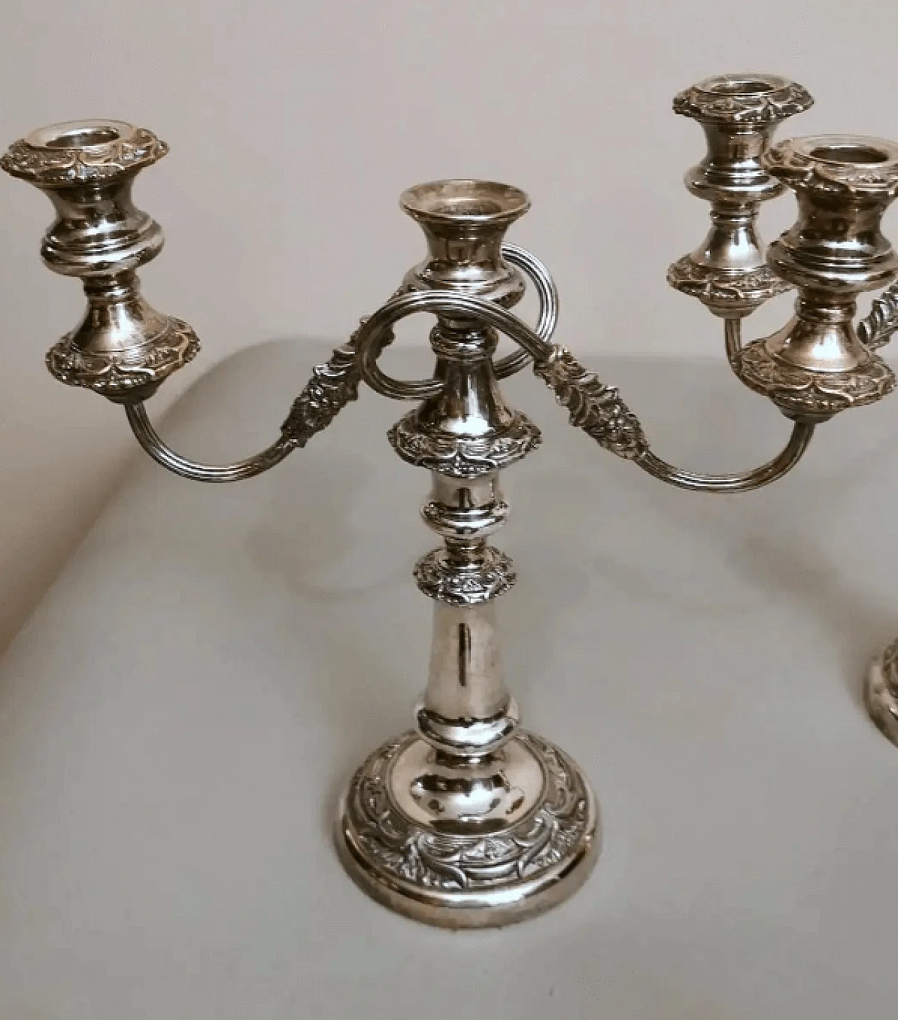 Coppia di candelieri convertibili a 3 fiamme in stile vittoriano placcati in argento, '800 5