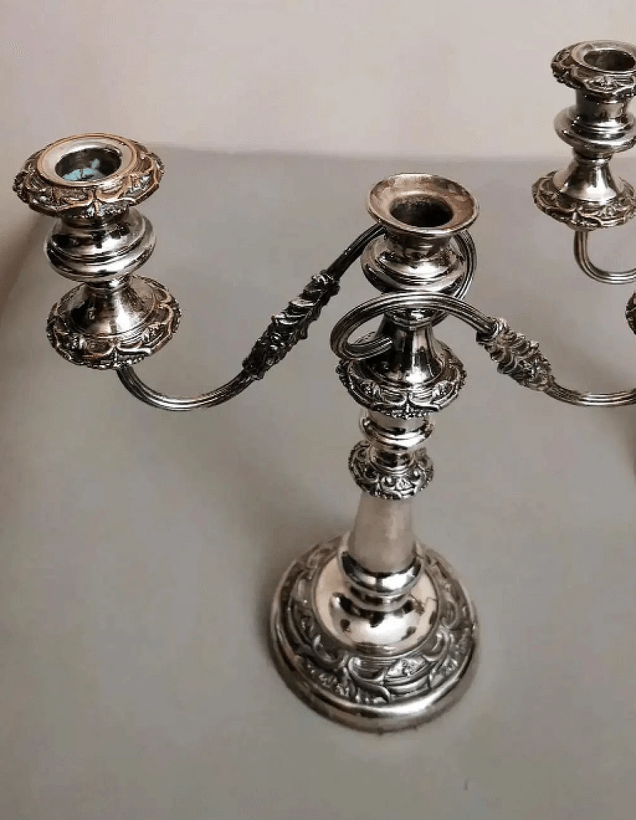 Coppia di candelieri convertibili a 3 fiamme in stile vittoriano placcati in argento, '800 7
