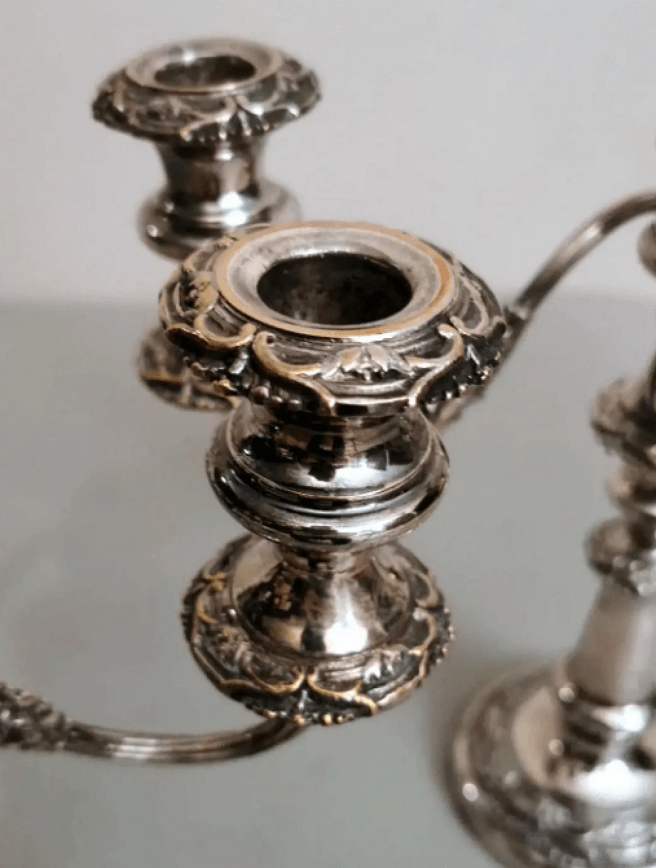Coppia di candelieri convertibili a 3 fiamme in stile vittoriano placcati in argento, '800 9