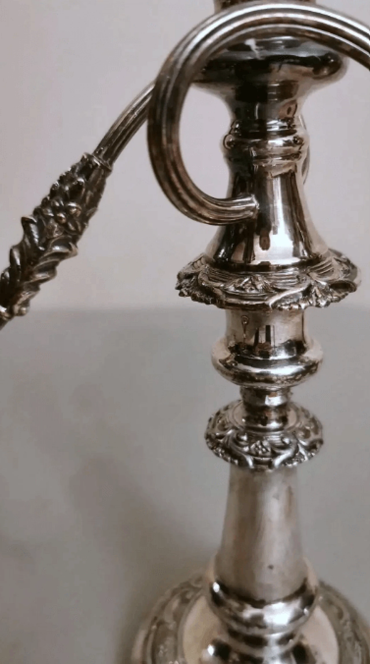 Coppia di candelieri convertibili a 3 fiamme in stile vittoriano placcati in argento, '800 10