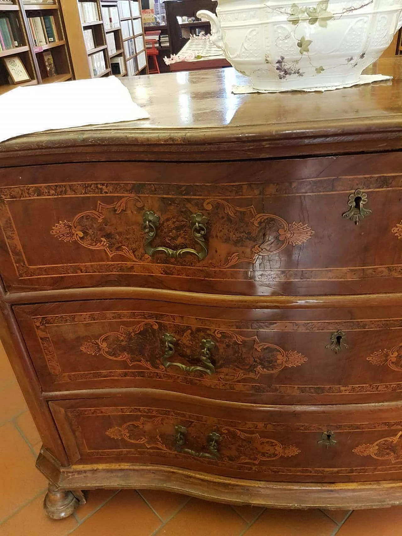 Cassettiera intarsiata con 3 cassetti, '700 2