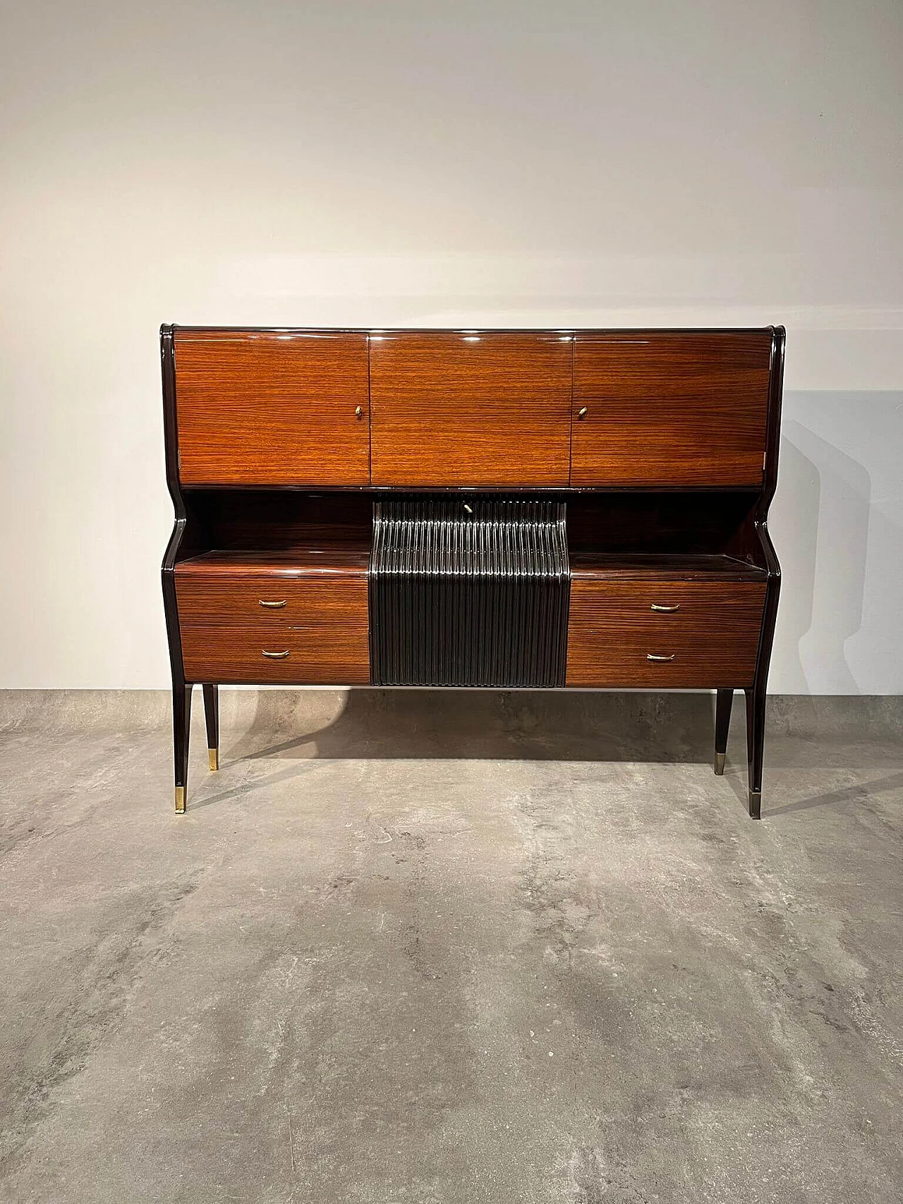 Credenza di Osvaldo Borsani in palissandro e vetro, anni '50 1