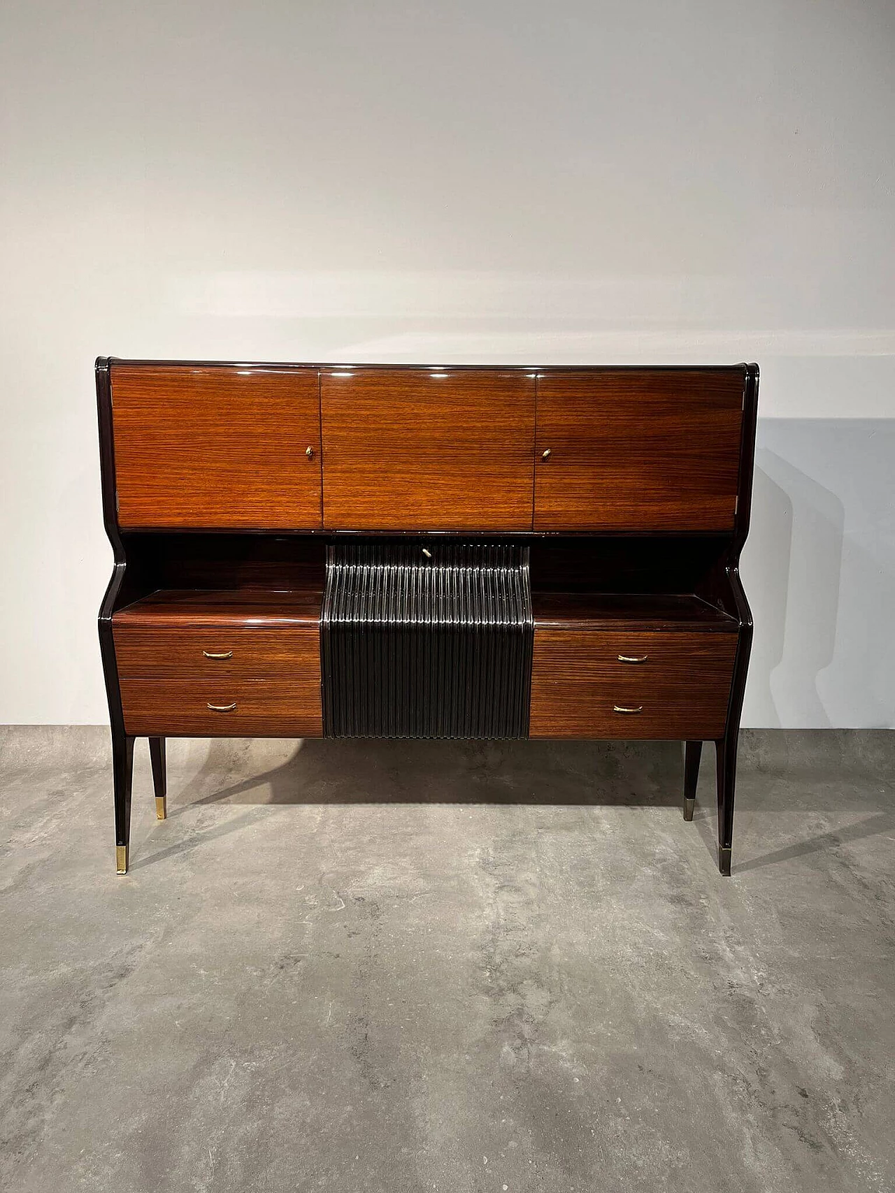 Credenza di Osvaldo Borsani in palissandro e vetro, anni '50 2