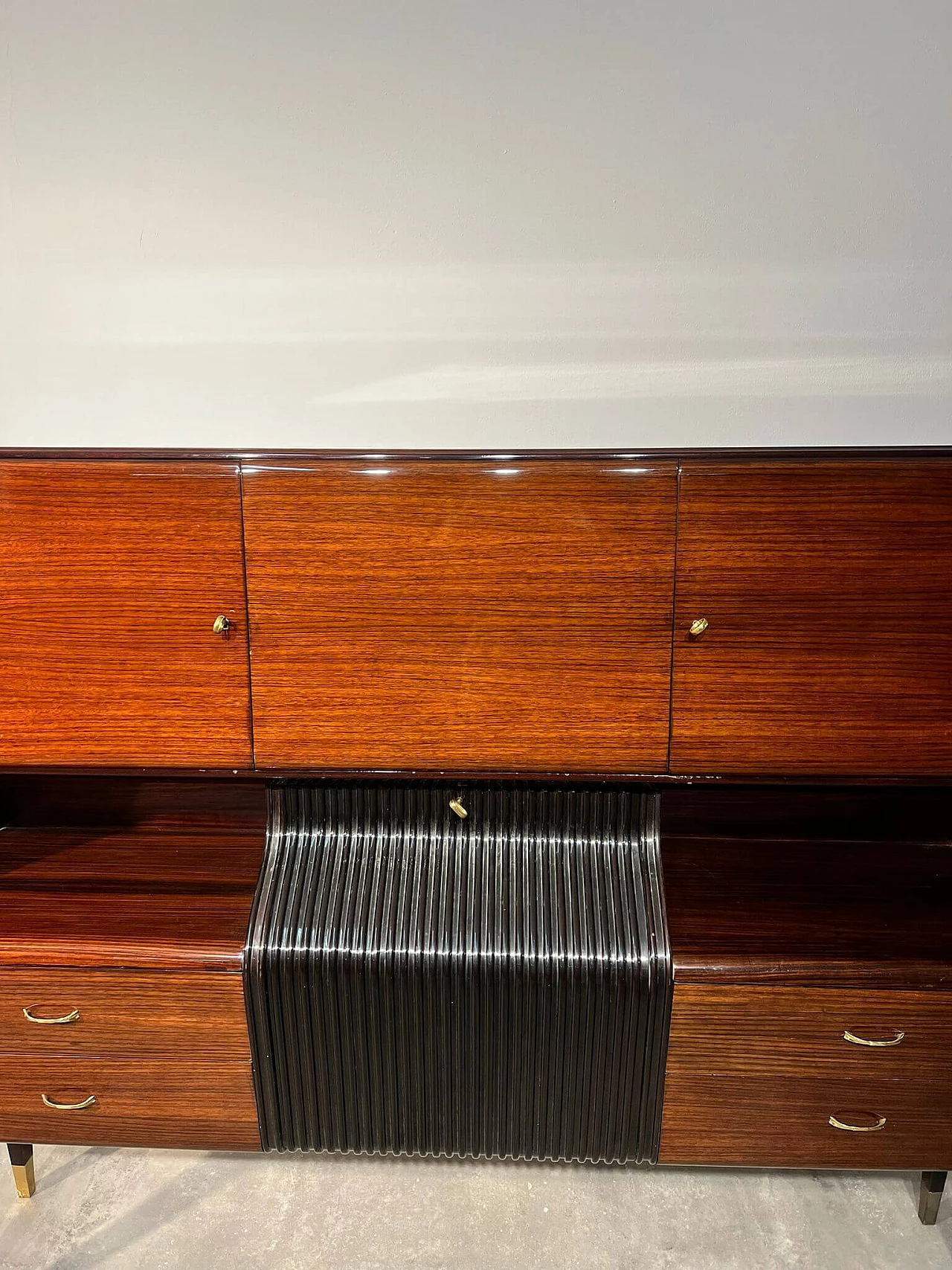 Credenza di Osvaldo Borsani in palissandro e vetro, anni '50 3