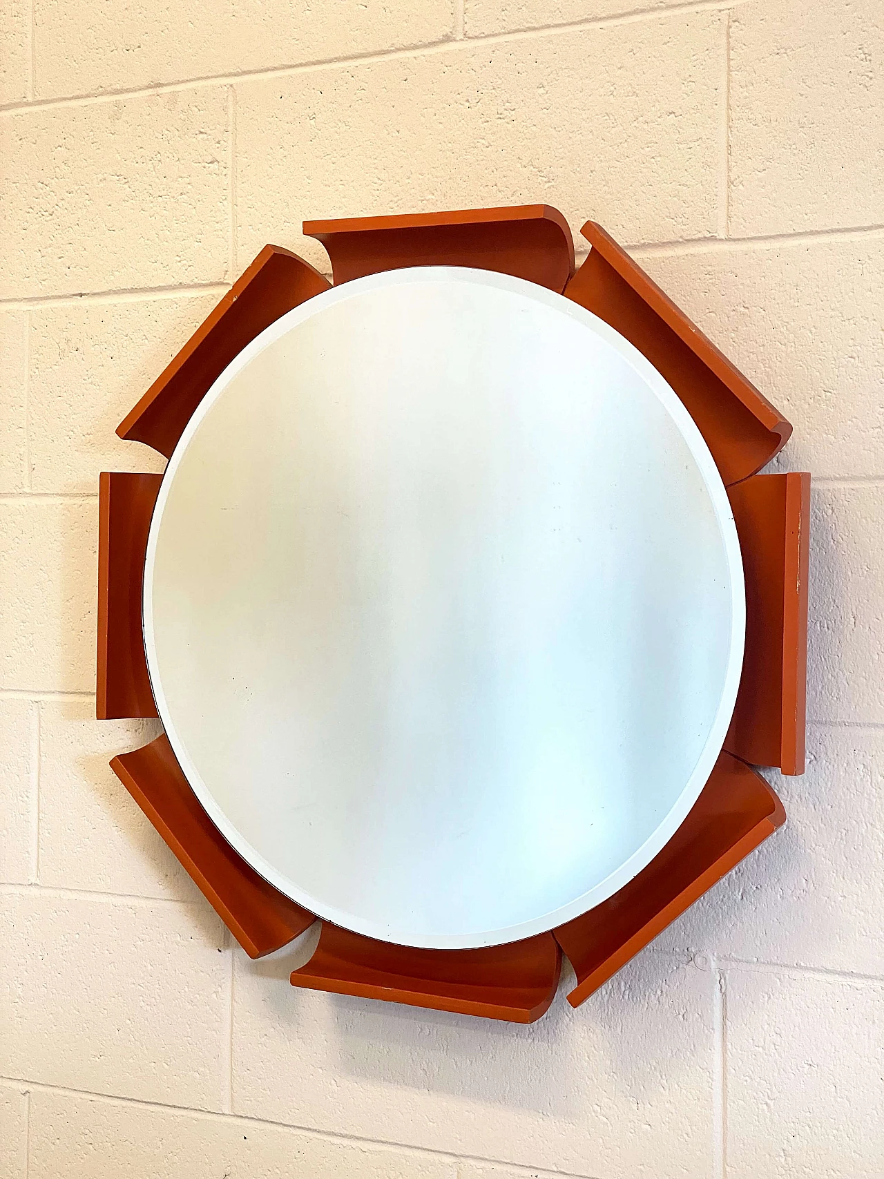 Specchio rotondo laccato arancio, anni '60 2