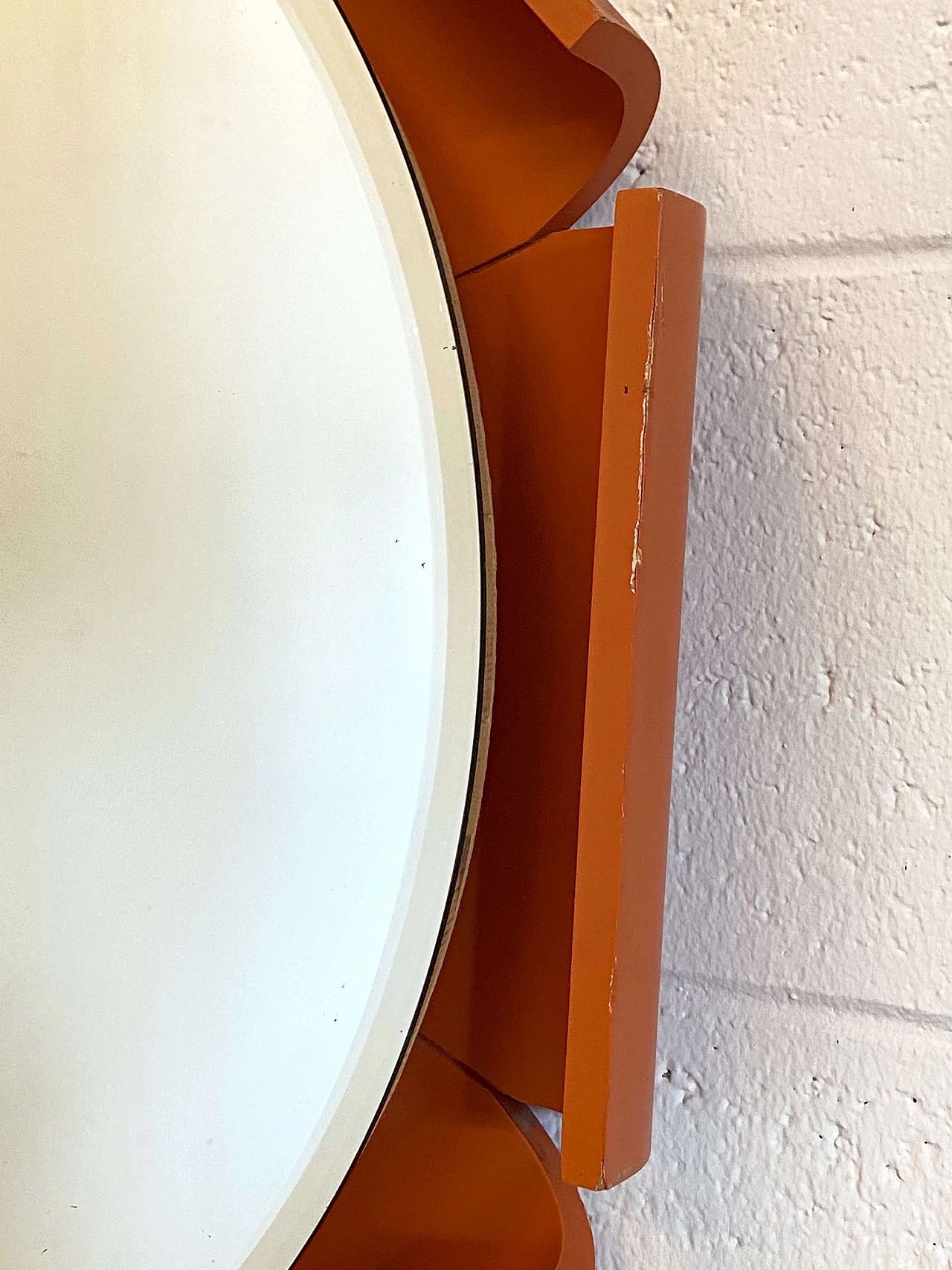 Specchio rotondo laccato arancio, anni '60 4