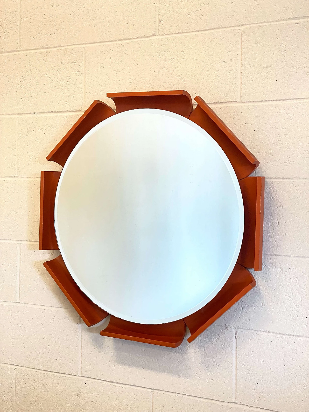 Specchio rotondo laccato arancio, anni '60 7