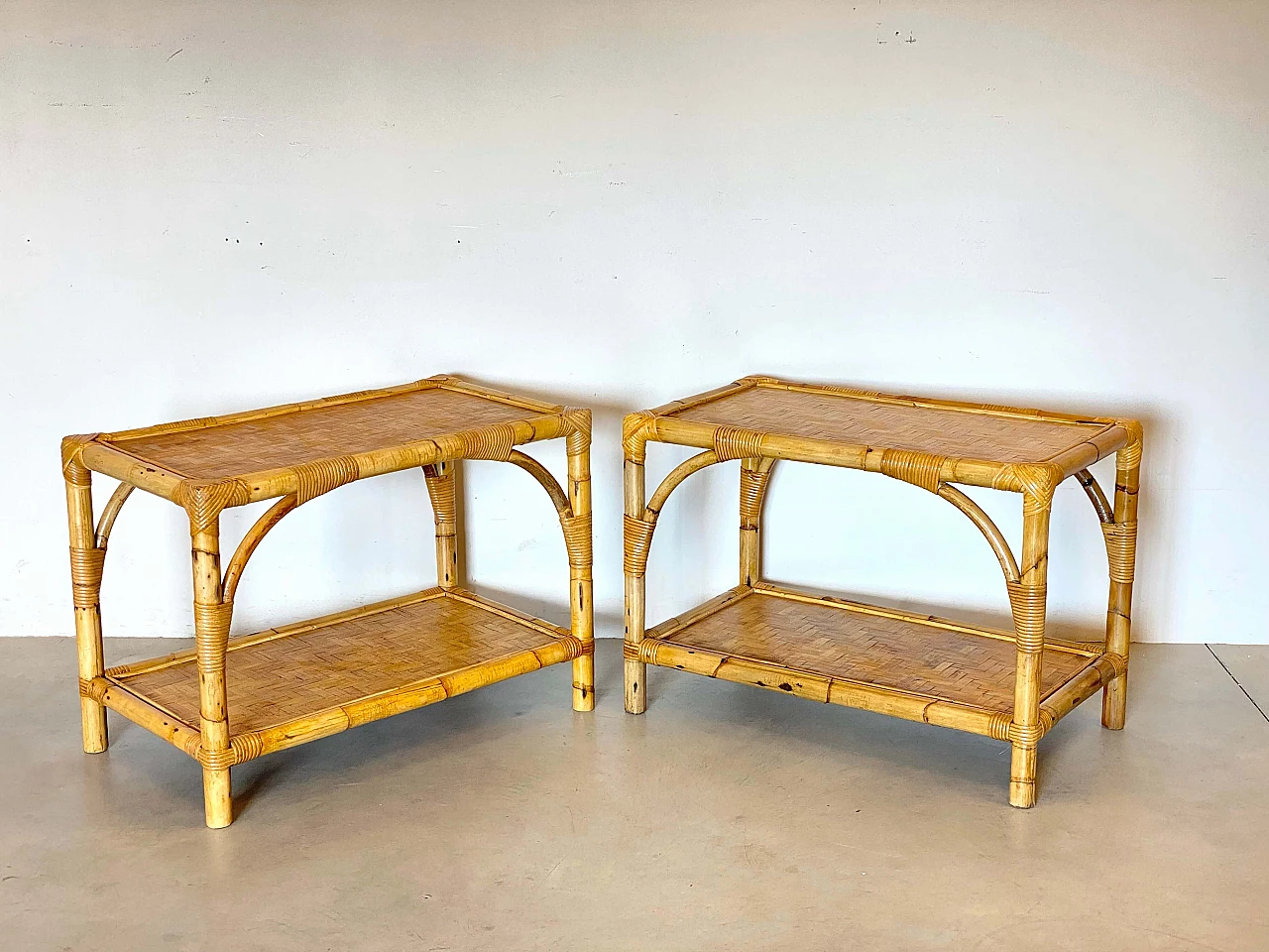 Coppia di tavolini in vimini e bambù, anni '70 13