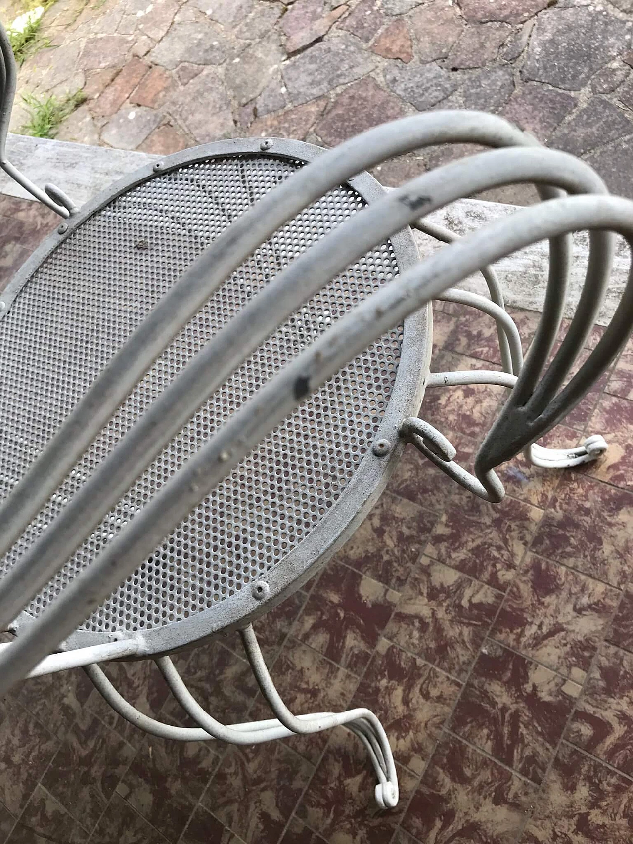 4 Sedie e 1 tavolo da giardino rettangolare in ferro verniciato bianco, anni '70 3