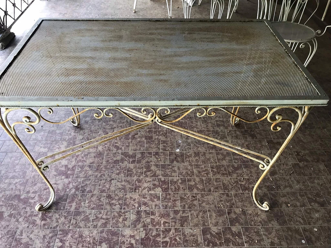 4 Sedie e 1 tavolo da giardino rettangolare in ferro verniciato bianco, anni '70 4