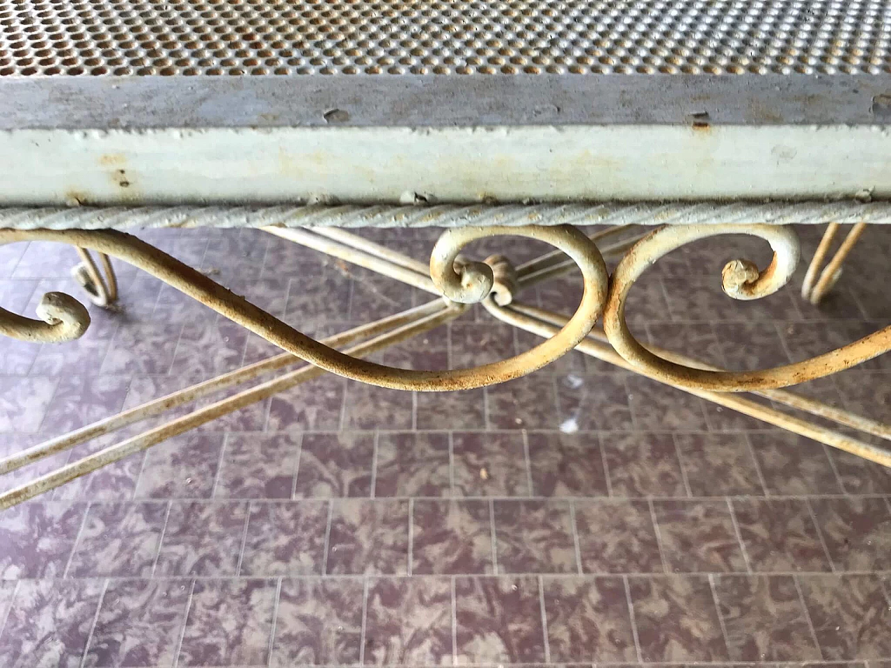 4 Sedie e 1 tavolo da giardino rettangolare in ferro verniciato bianco, anni '70 5