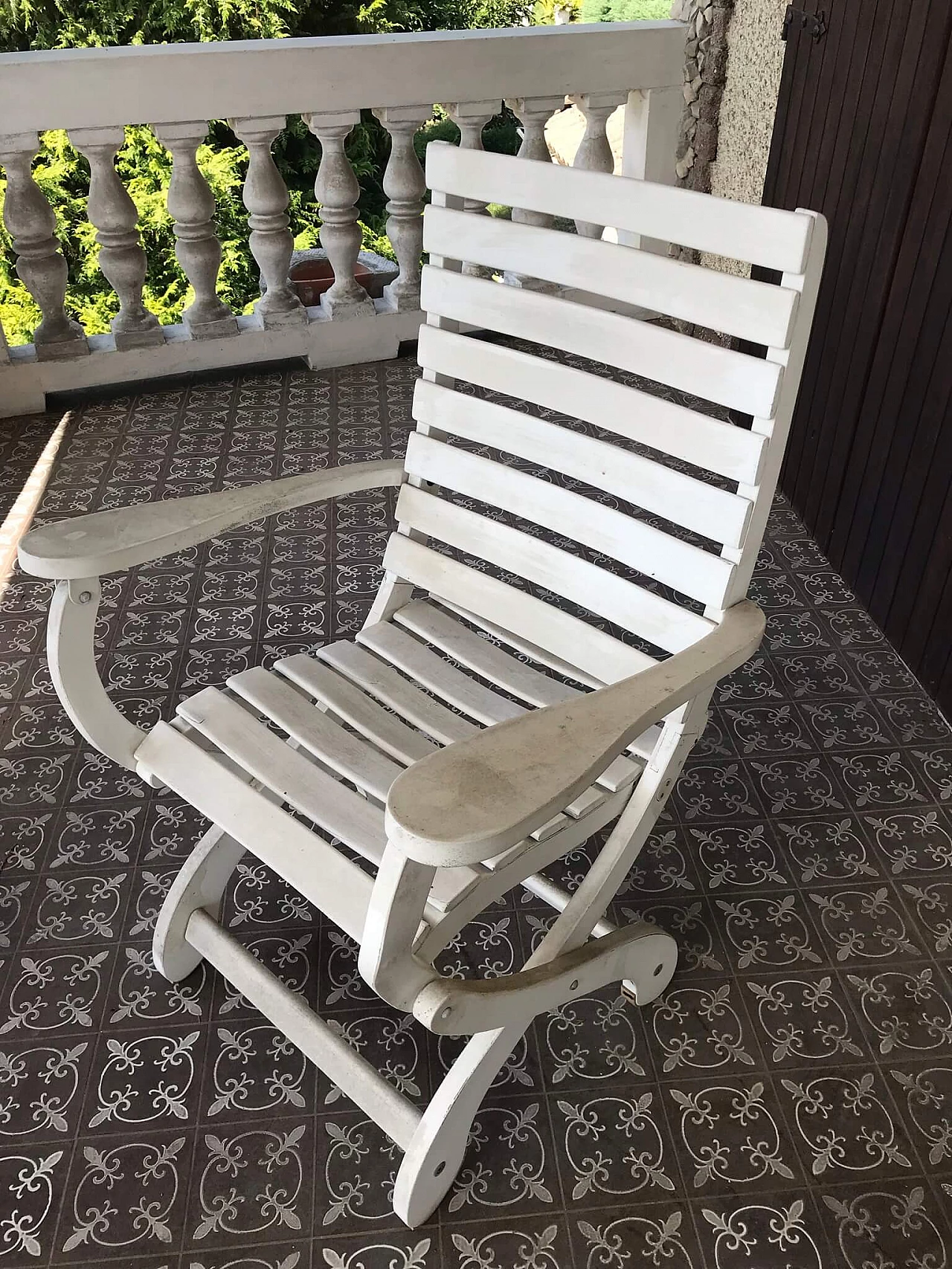 2 Sedie sdraio e 1 tavolino in legno bianco, anni '70 1