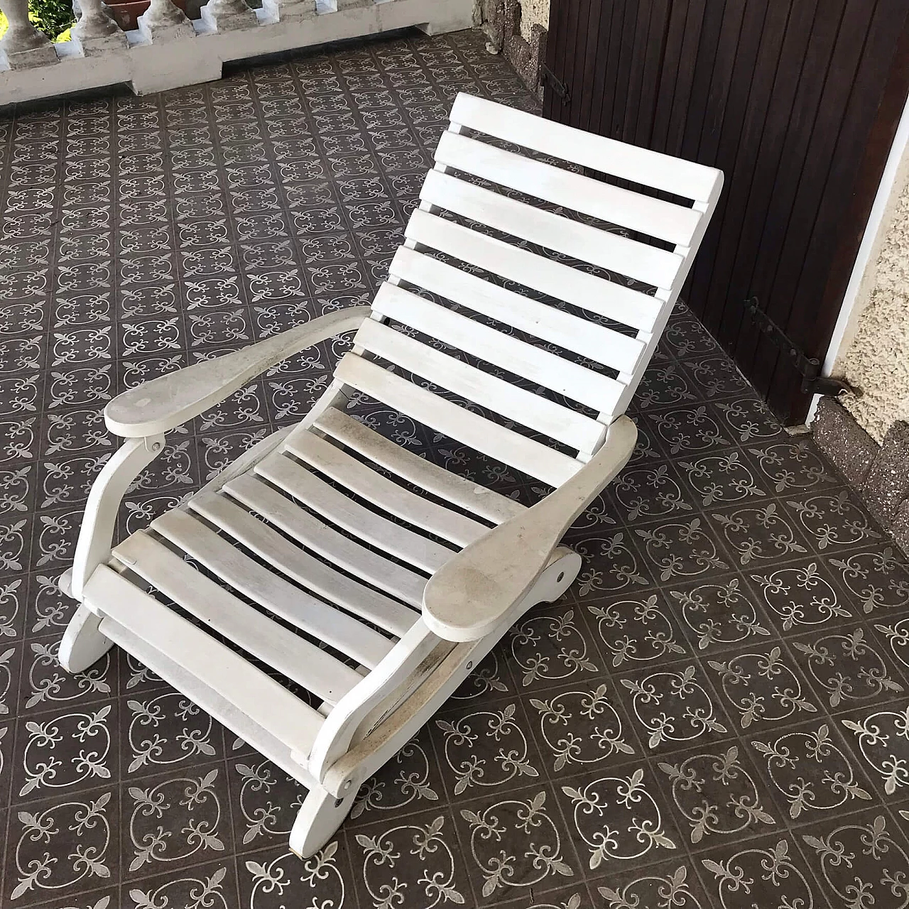 2 Sedie sdraio e 1 tavolino in legno bianco, anni '70 2