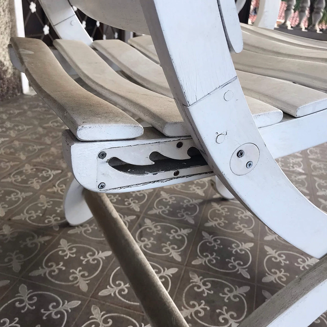 2 Sedie sdraio e 1 tavolino in legno bianco, anni '70 3