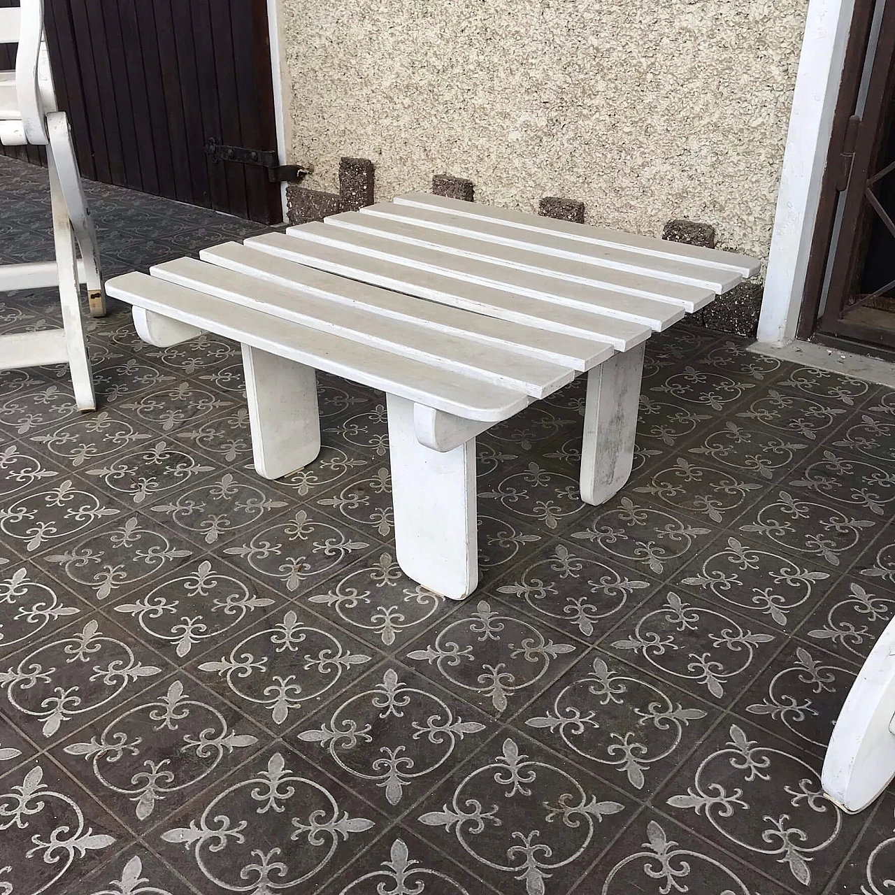 2 Sedie sdraio e 1 tavolino in legno bianco, anni '70 5