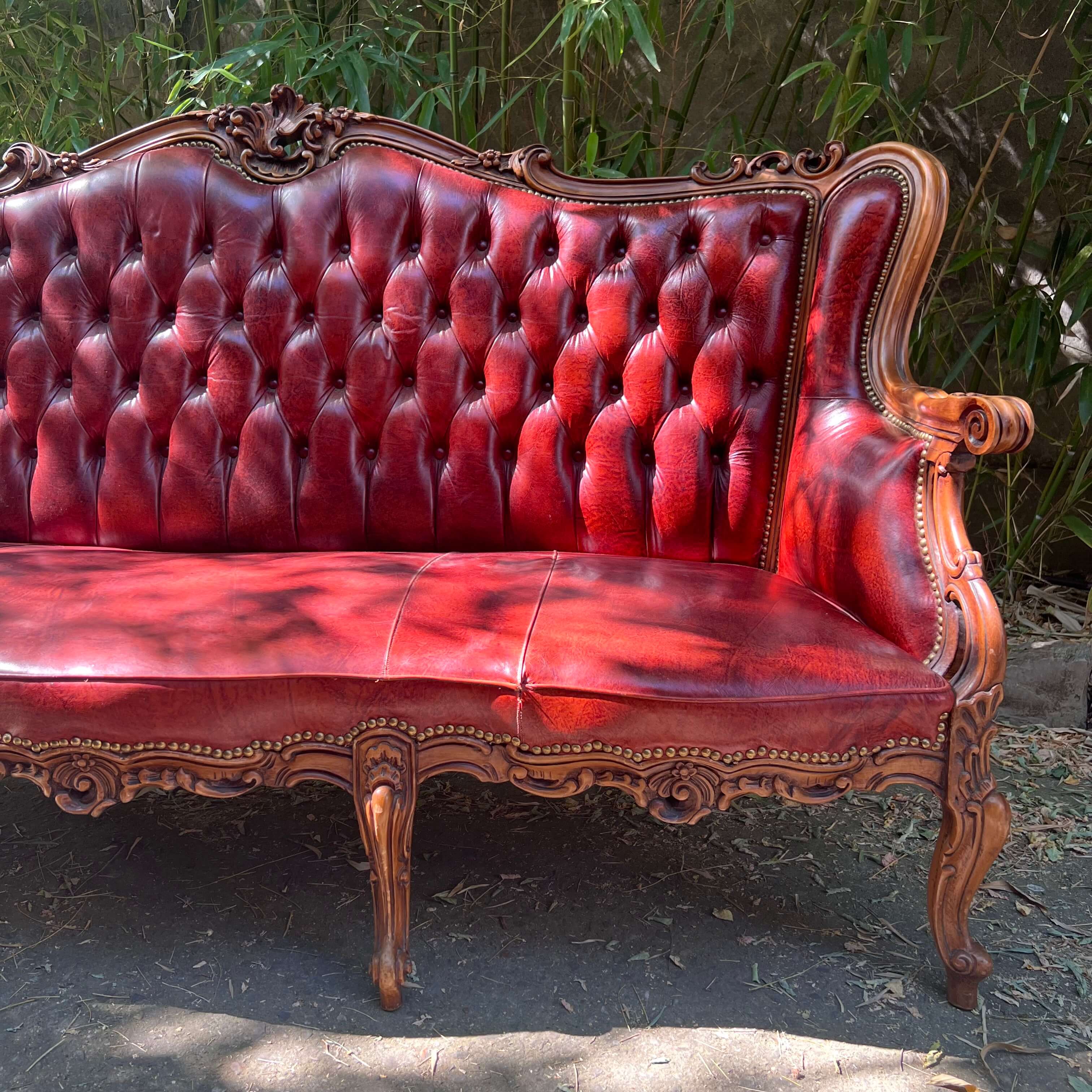 Divano in stile Barocco in pelle capitonné, '900 intOndo