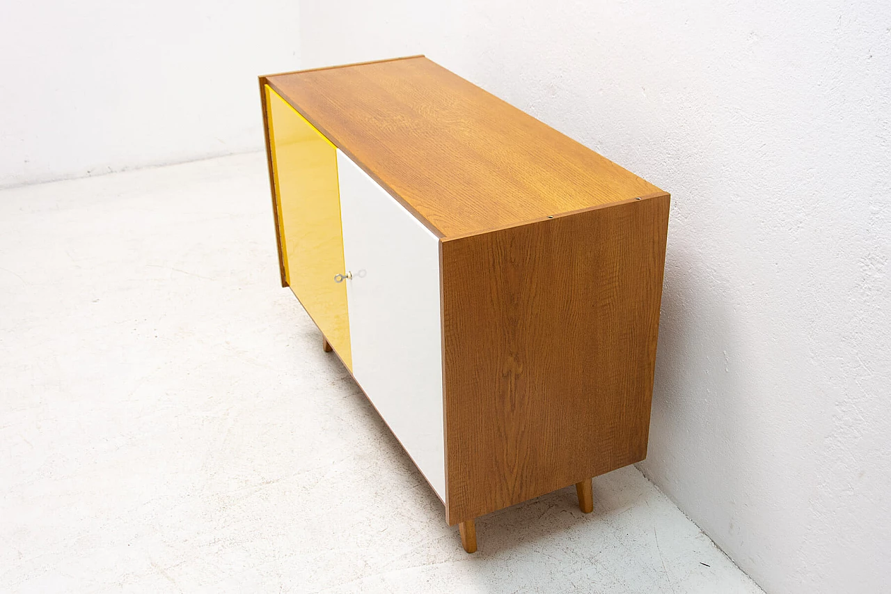 Credenza U-450 di Jiří Jiroutek in faggio, anni '60 3
