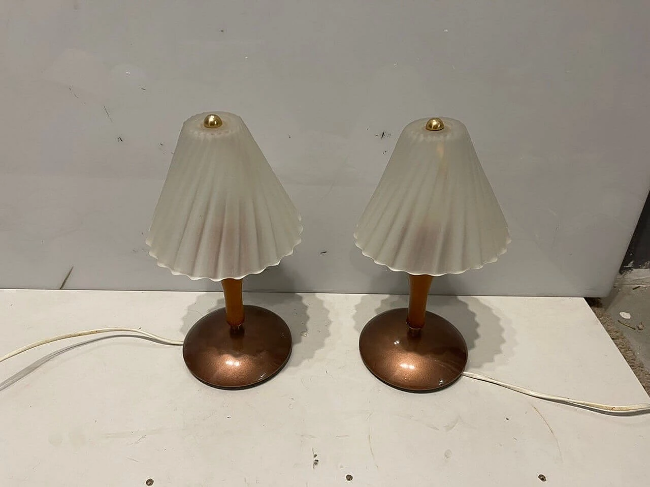 Coppia di lampade da tavolo in legno e vetro, anni '80 1